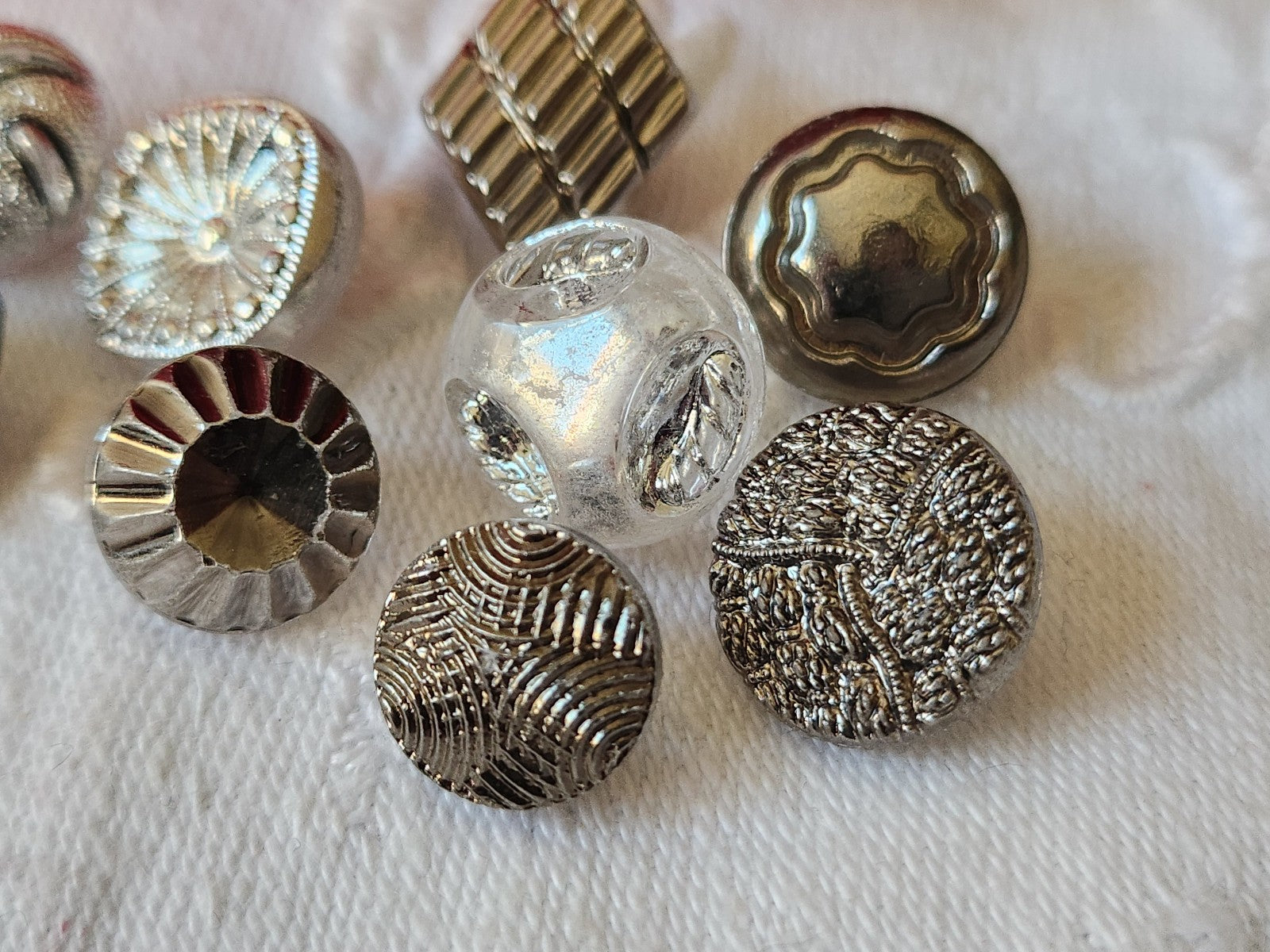 Lot 10 boutons anciens en verre argenté panaché 1,1 à 1,4 cm ref 1693