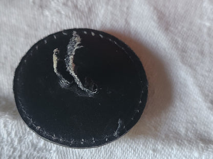 Gros bouton ancien en cuir verni 3,7 cm parurier collection ref 1737