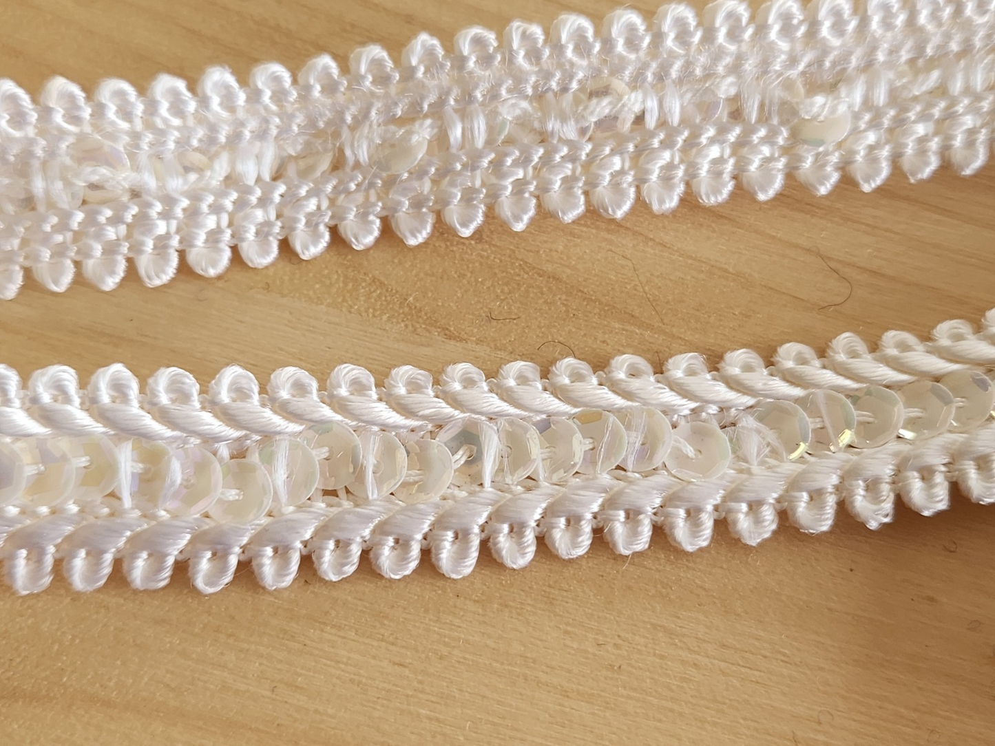 Galon vintage blanc sequin mordoré soyeux 2 mètres  sur 1,6 cm A5
