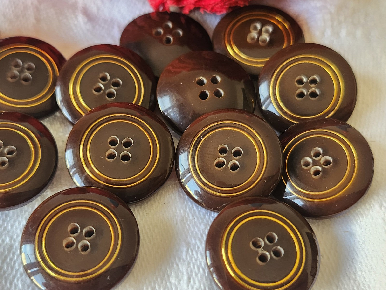 Lot 12 boutons vintage marron inclusion doré trous 1,6 cm jolis ref 5468