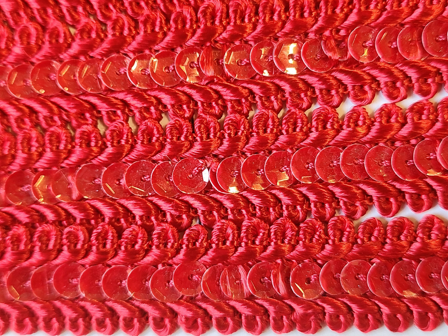 Galon vintage rouge sequin soyeux 2 mètres 40 sur 1,7 cm A2