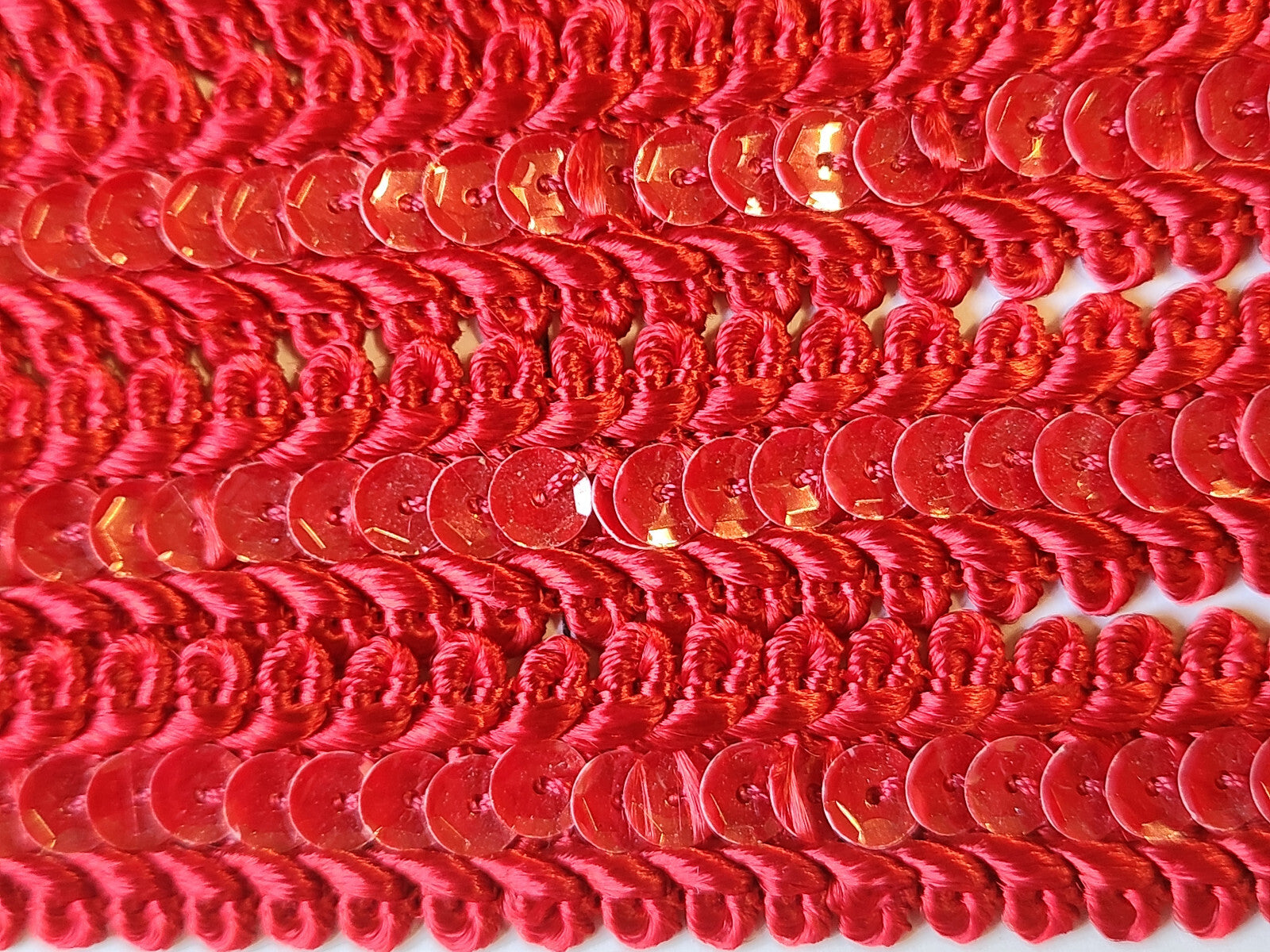 Galon vintage rouge sequin soyeux 2 mètres 40 sur 1,7 cm A2