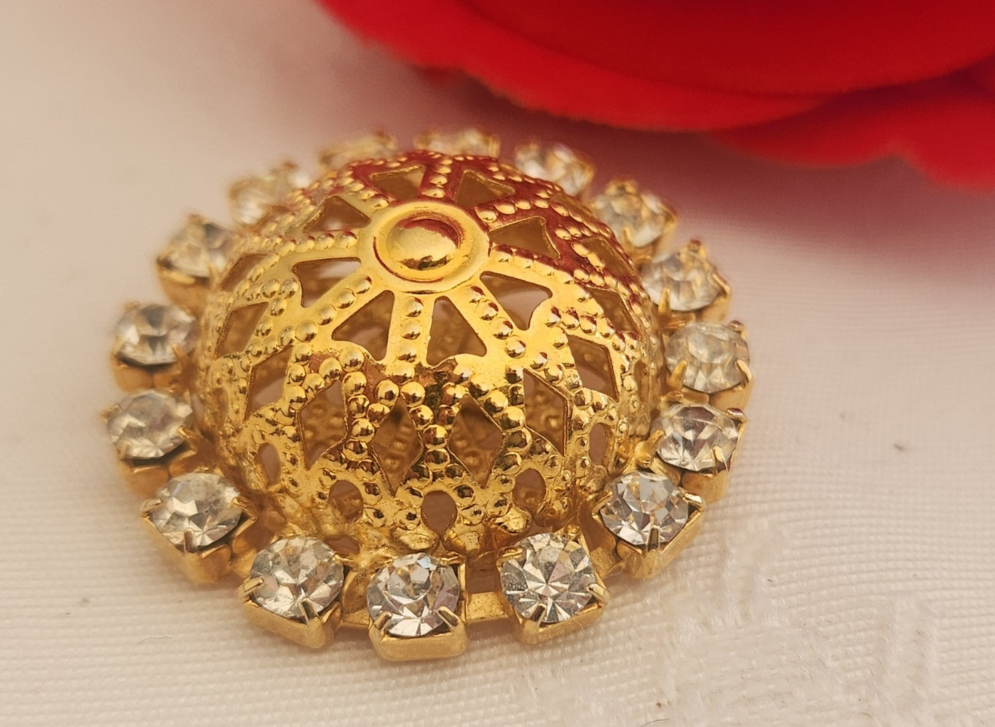 Gros bouton en métal doré dôme et strass en verre léger 3 cm ref 6250