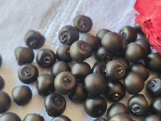 Lot 12 mini boutons anciens en verre noir/vert mat boule 0,8 cm ref 4982