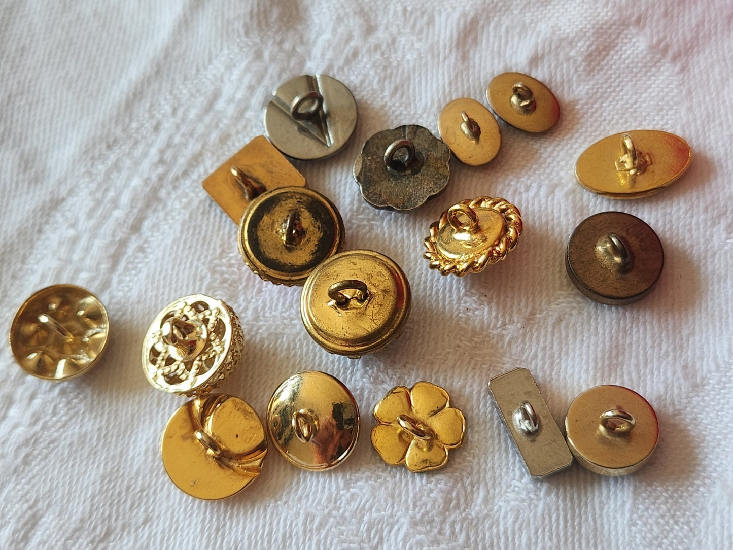 Lot 17 petits boutons vintage panaché 1 à 1,2 cm ref 6040