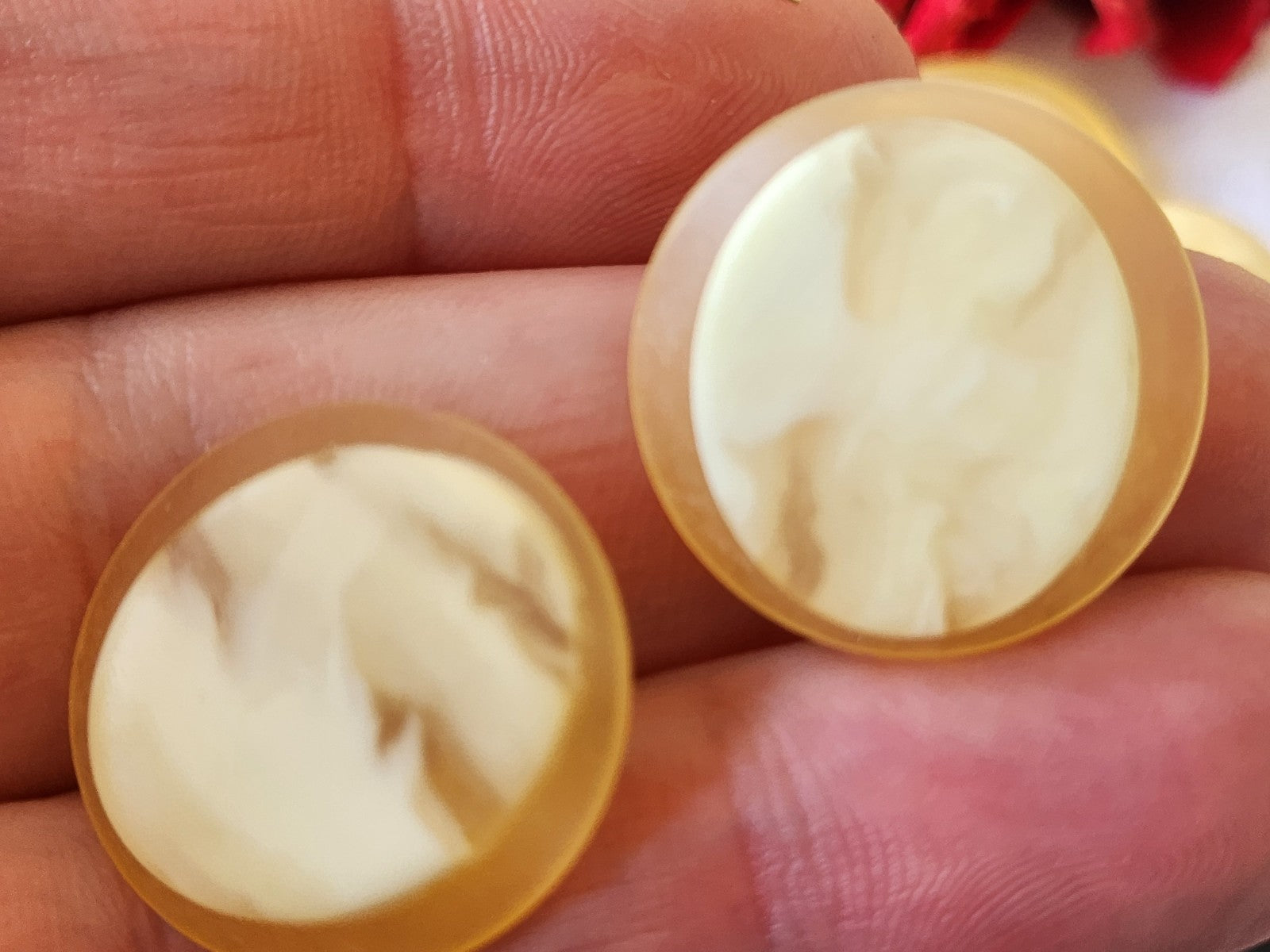 Lot 9 boutons vintage creme mat  pied 2,2 cm ref 5294