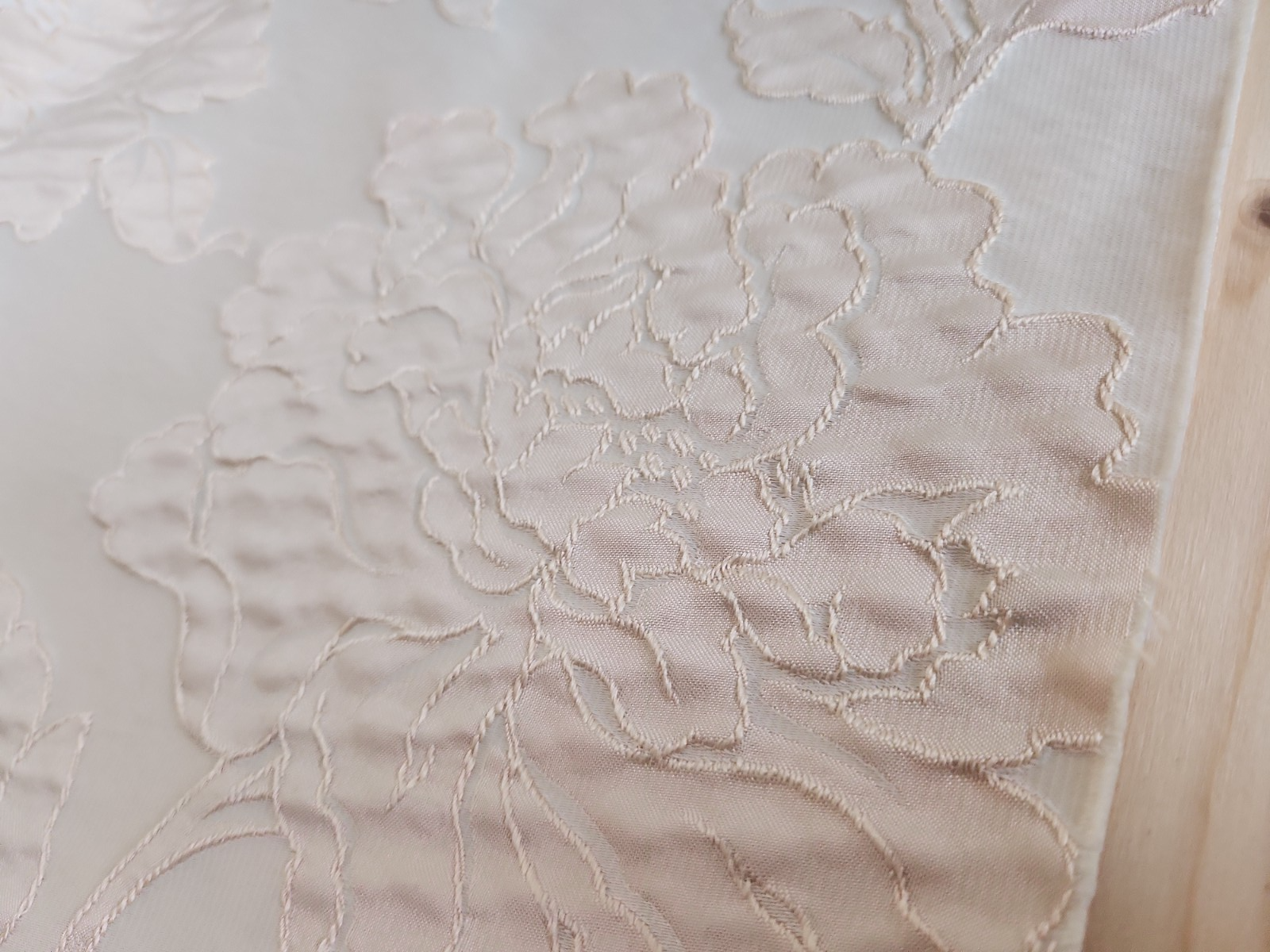 Ancien coupon de tissu damassé beige écru relief 205 cm sur 61 cm B5