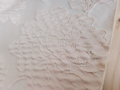 Ancien coupon de tissu damassé beige écru relief 205 cm sur 61 cm B5
