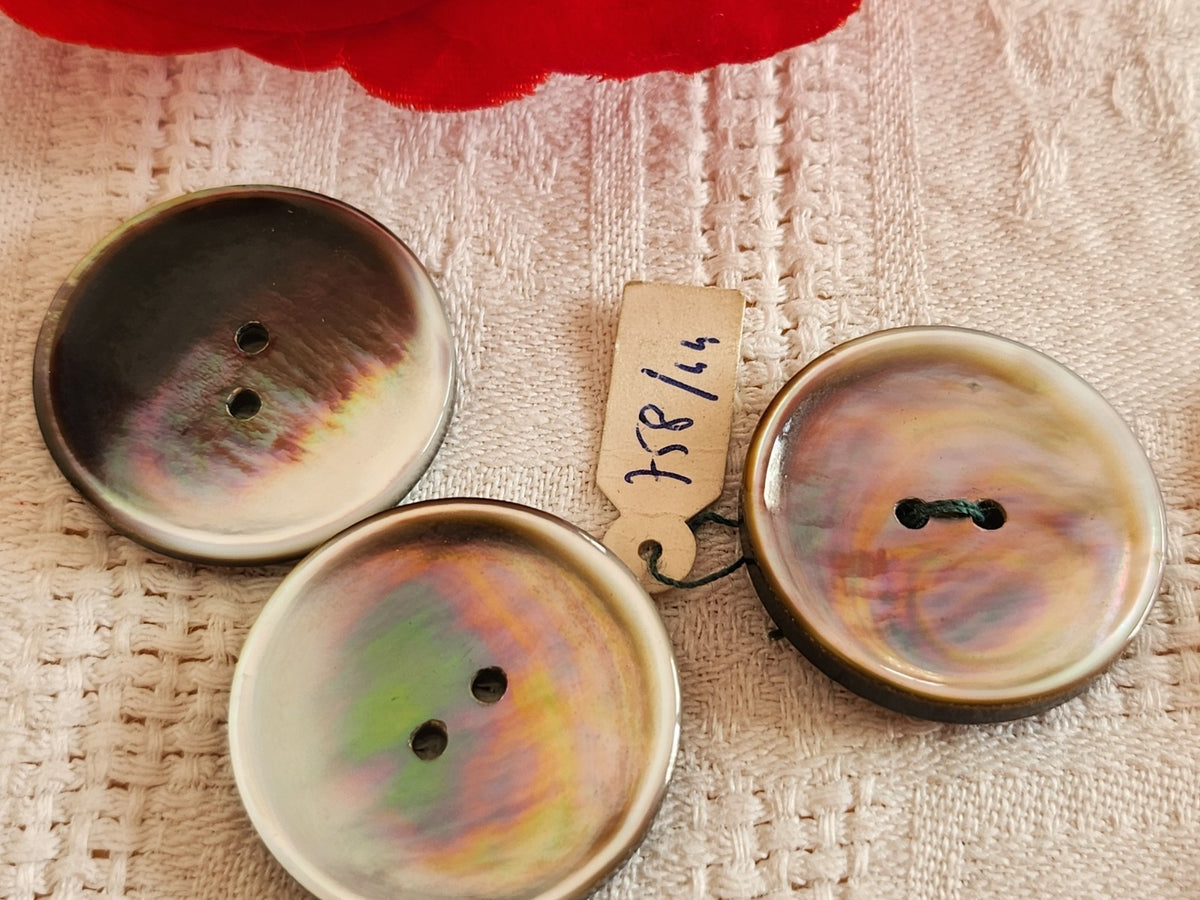 Trio boutons anciens en nacre gris étiquette  à trous 2,7 cm 27 mm D17E