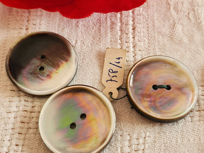 Trio boutons anciens en nacre gris étiquette  à trous 2,7 cm 27 mm D17E