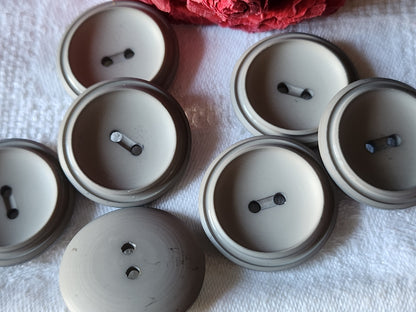 Lot 7 boutons vintage gris mat à trous 2,7 cm gros ref 4874