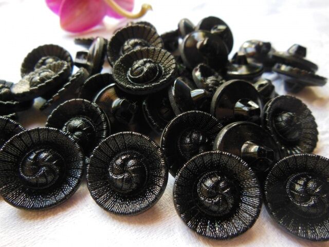 Lot 6 boutons anciens en verre noir effet tissé diamètre : 1,7 cm ref 950