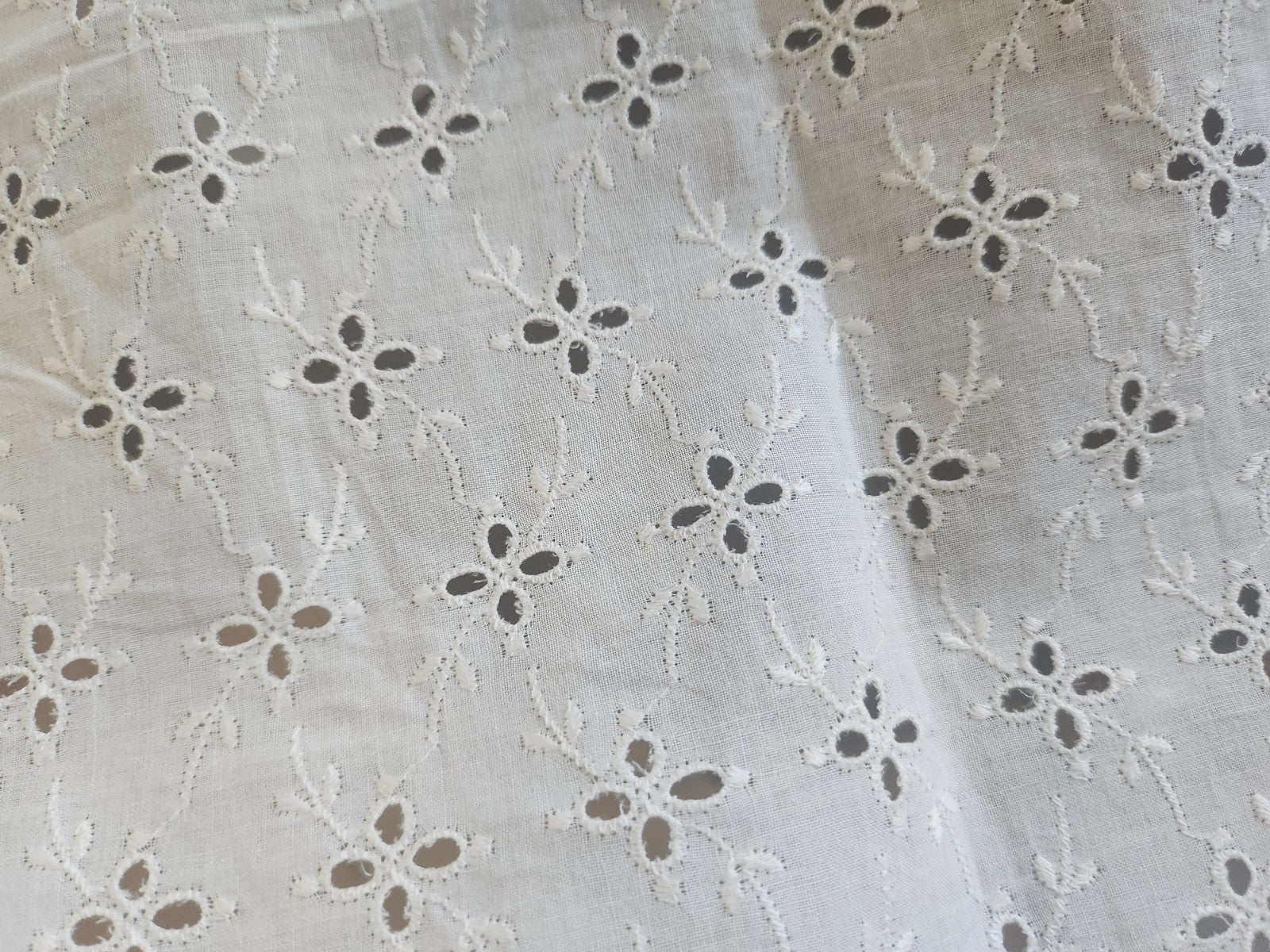 Ancien coupon de tissu vintage blanc ajouré au mini: 58 sur 131 cm B5