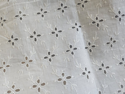Ancien coupon de tissu vintage blanc ajouré au mini: 58 sur 131 cm B5