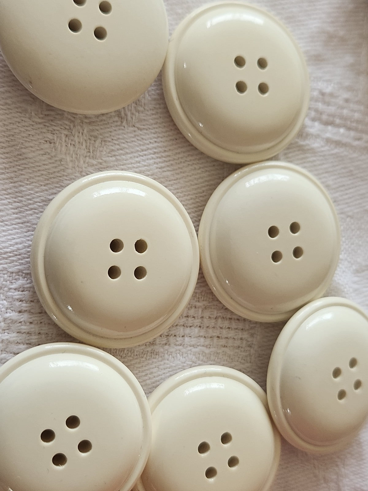 Lot 6 gros boutons vintage créme lumineux trous 2,8 cm ref 3971