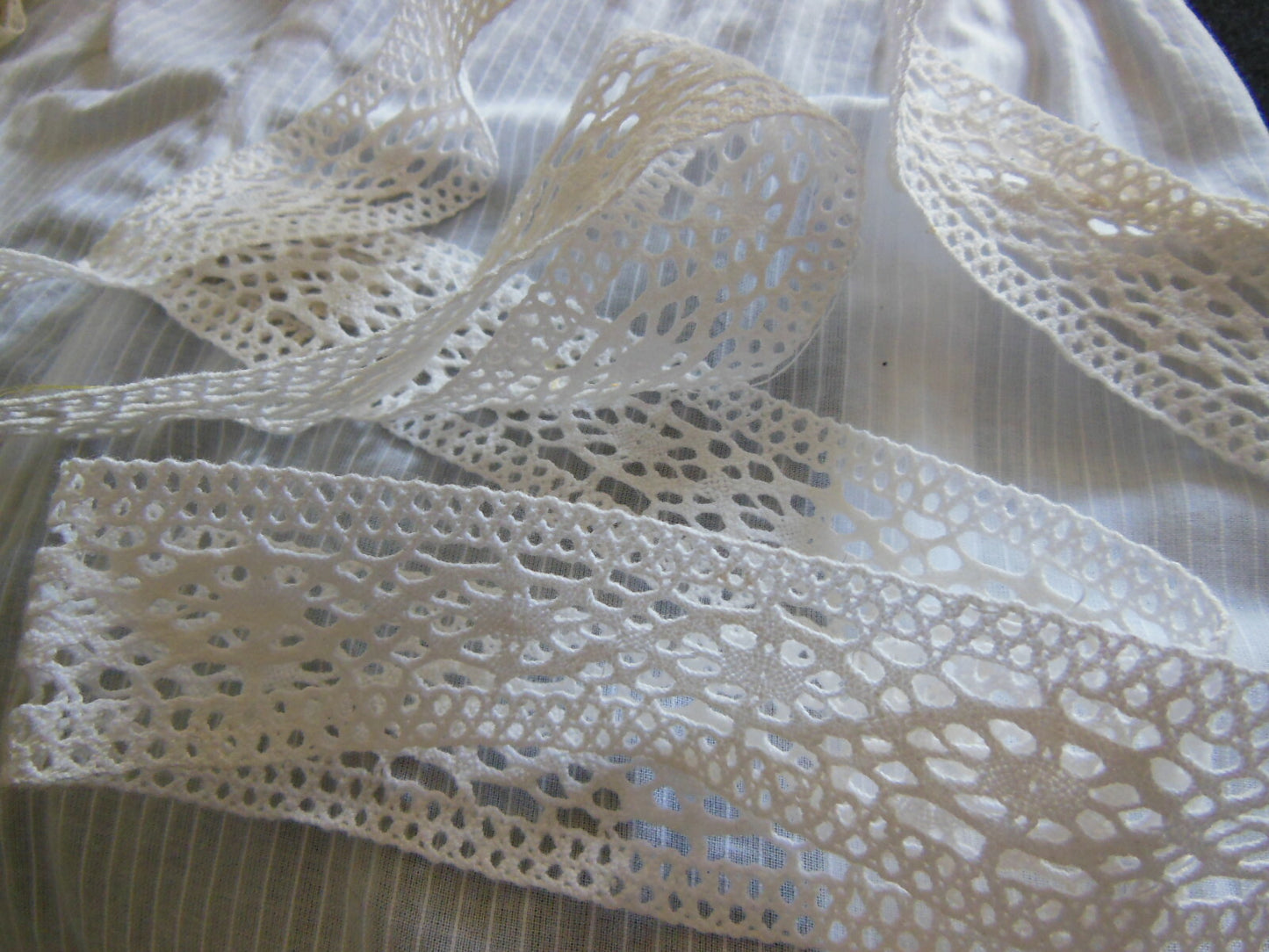 Dentelle large ancienne blanche  entre deux 1 mètre 35 sur 3,4  T1-22
