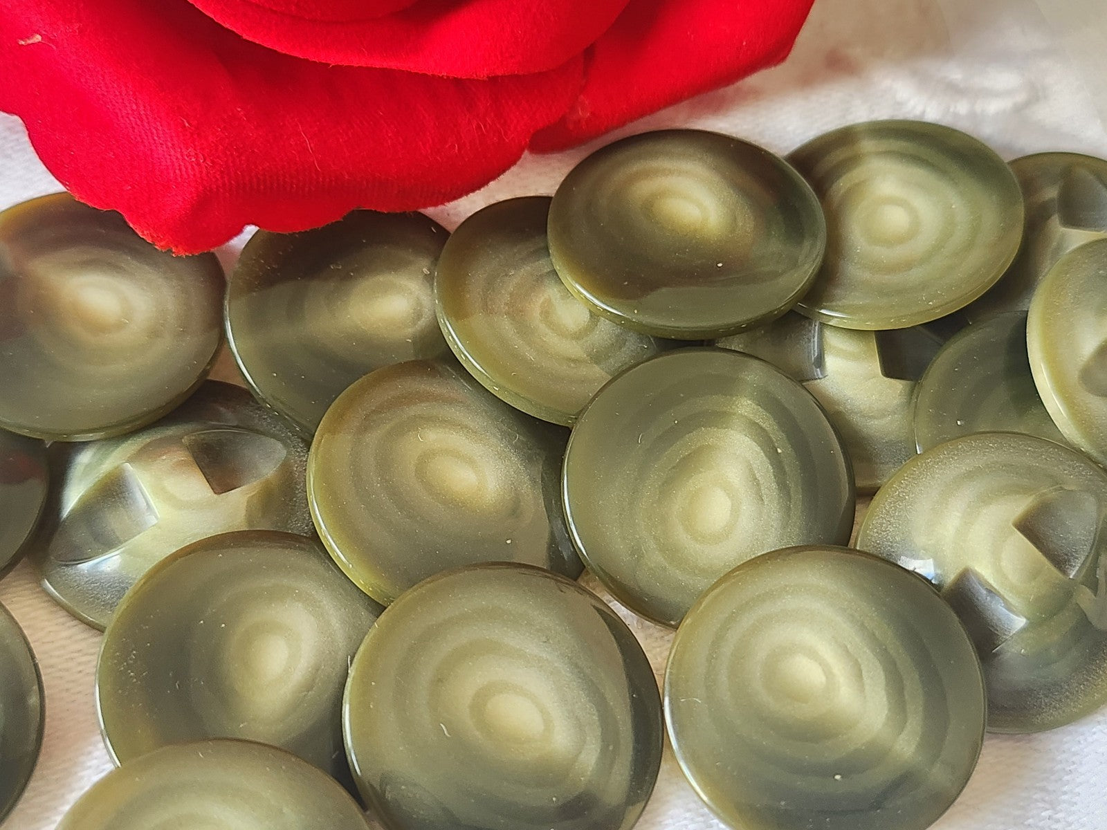 Lot 6 boutons vintage vert veiné pied camaieu 2,3 cm ref 4998