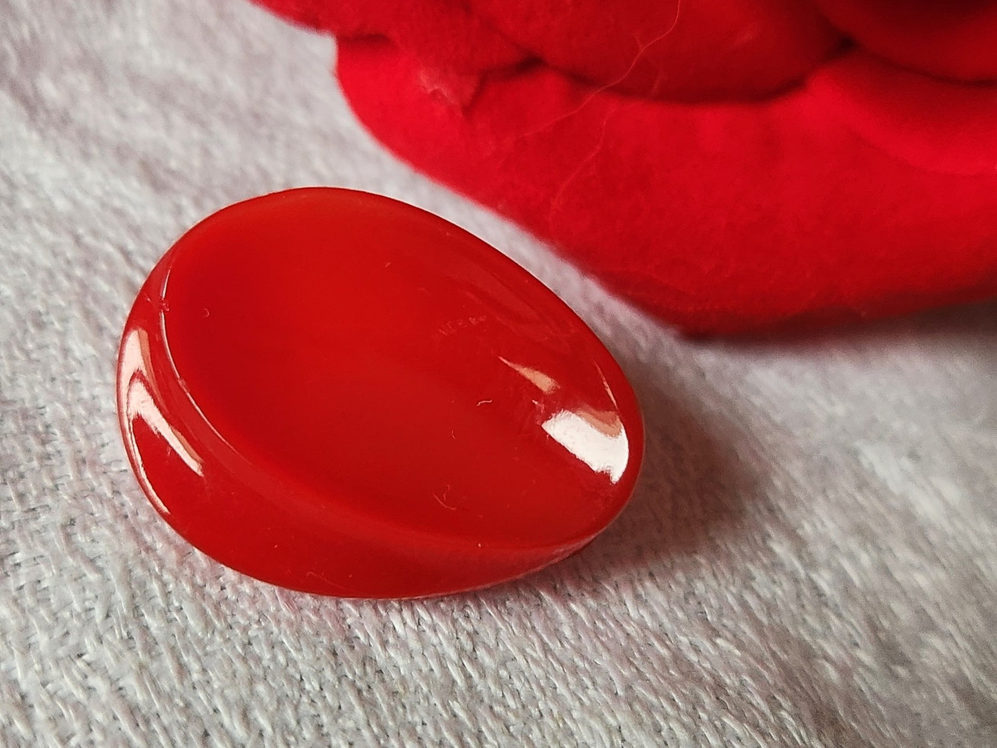 Bouton anciens en verre vintage rouge ovale 1,7 sur 2,2 cm G18C