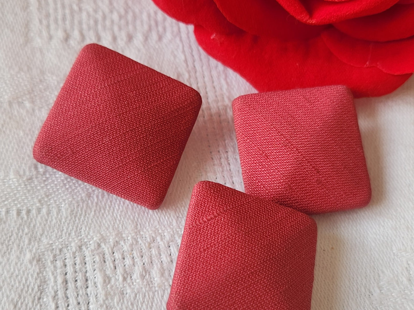 Trio gros boutons anciens  tissu vintage carre rose  pied 2,4 cm D18K