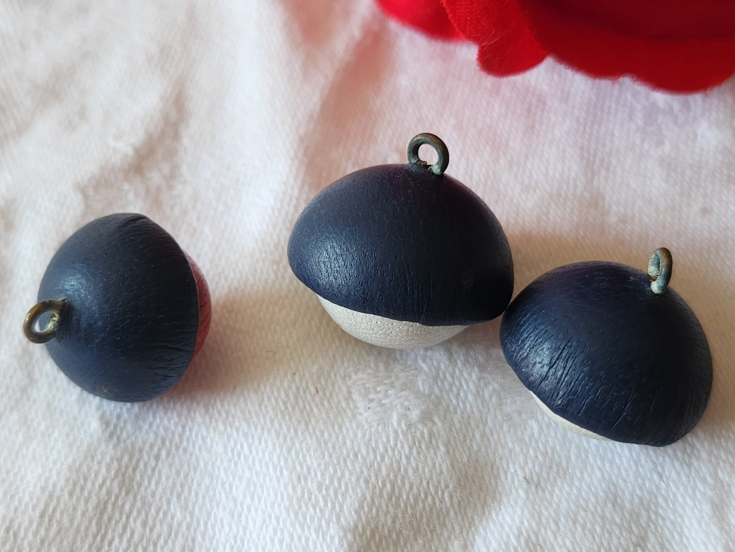 Trio boutons anciens en cuir collection bicolore 1,6 et 2,1 cm ref 6042