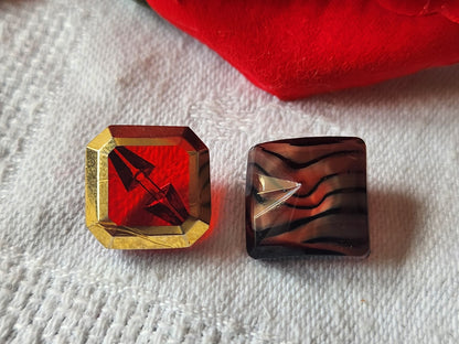 Duo boutons anciens en verre rouge carré  à pied  1,4 cm D14A