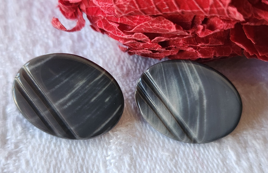 Duo boutons anciens en nacre ovale gris veiné 1,7 sur 1,2 cm G15C