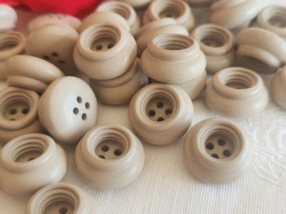 Lot 15 boutons vintage beige/ marron haut épais trous 1,6 cm 16 mm ref 6266