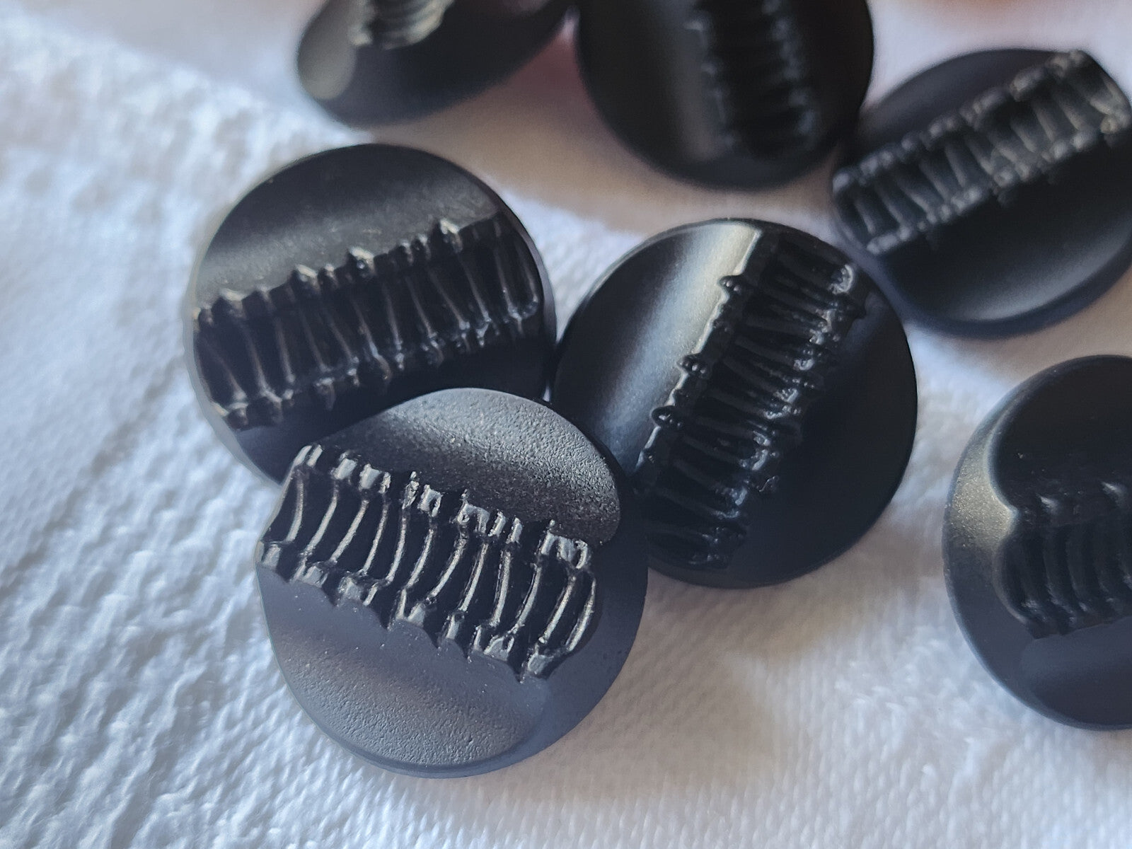 Lot 6 boutons anciens en verre noir mat travaillé 1,7 cm ref 2484