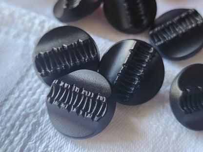 Lot 6 boutons anciens en verre noir mat travaillé 1,7 cm ref 2484