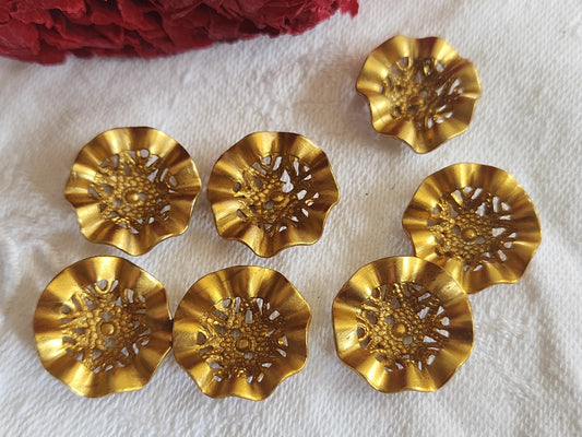 Lot 7 boutons anciens dentelle doré courbé 1,7 cm ref 1718