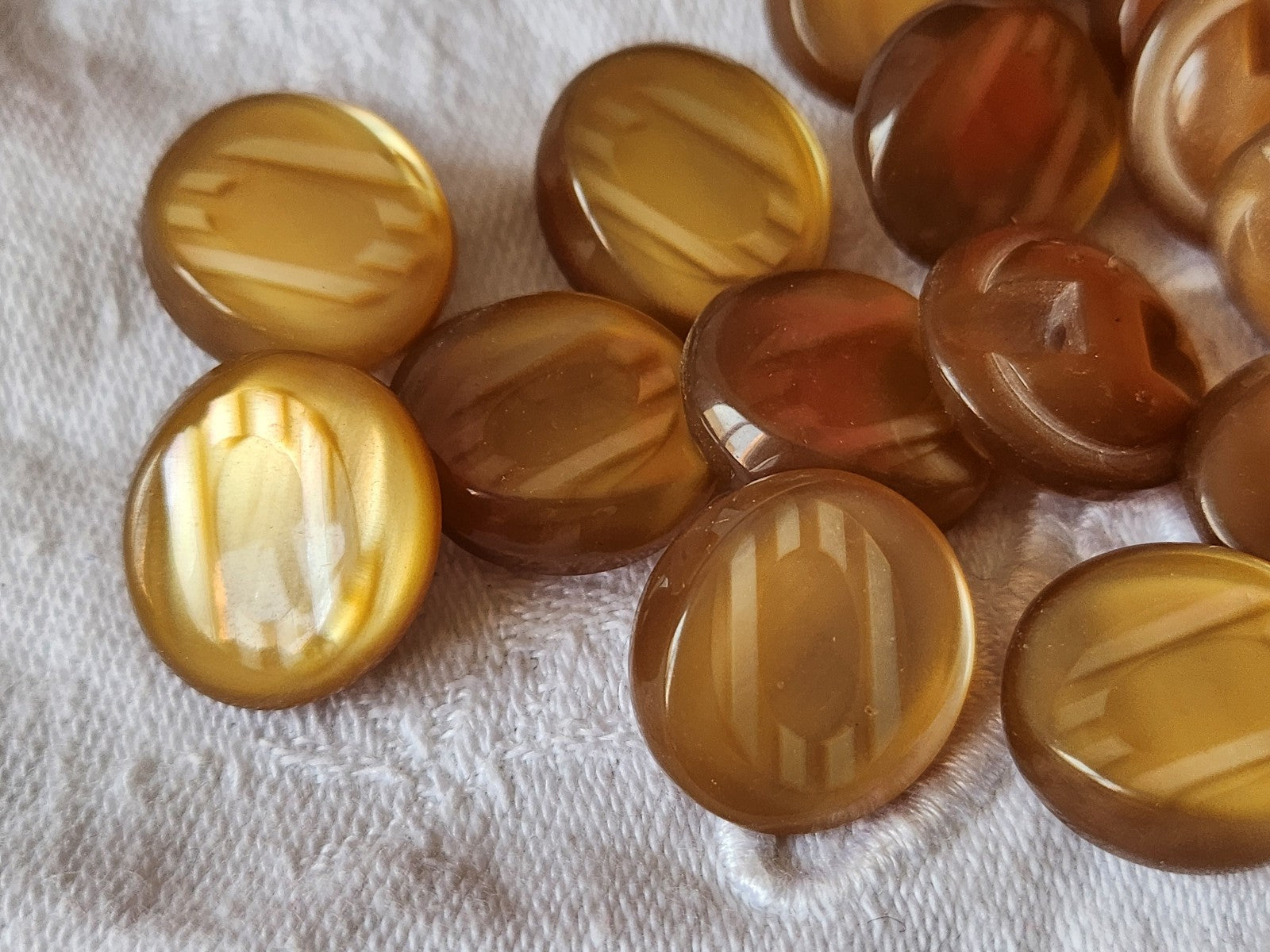 Lot 9 boutons vintage ovale marron clair inclusion pied 1,5 sur 1,7 cm ref 1609