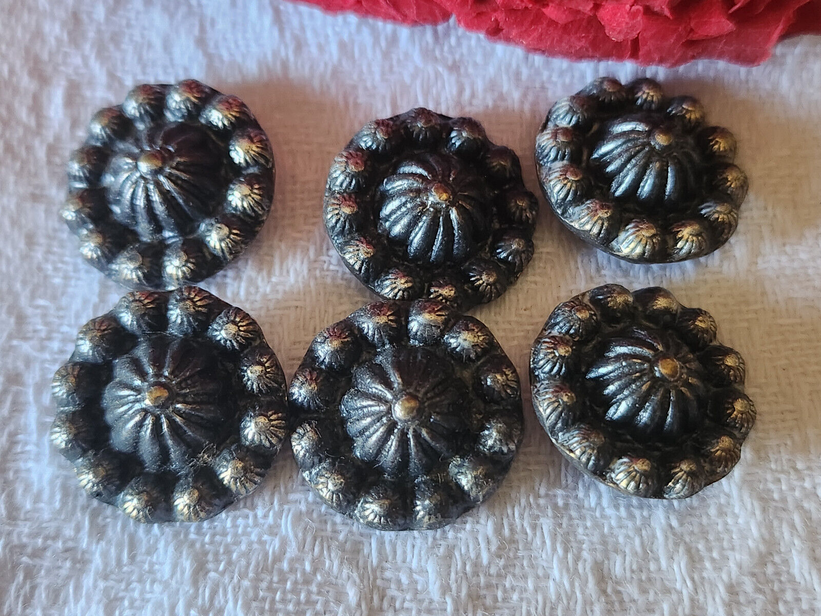 Lot 6 boutons anciens en métal à pied fort relief  1,7 cm superbe ref 5450