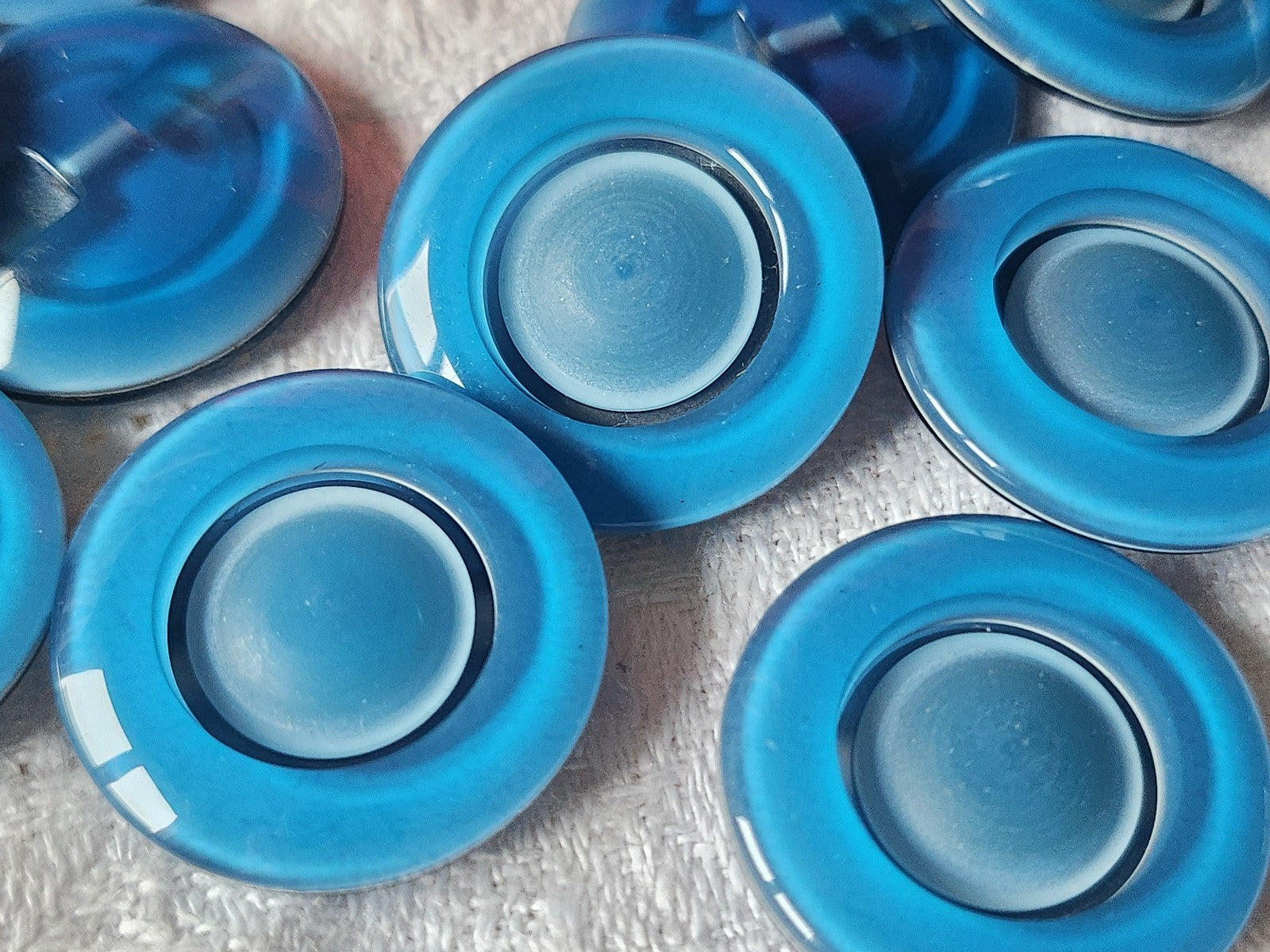 Lot 6 boutons vintage à pied bleu travaillé 2,2 cm ref 521
