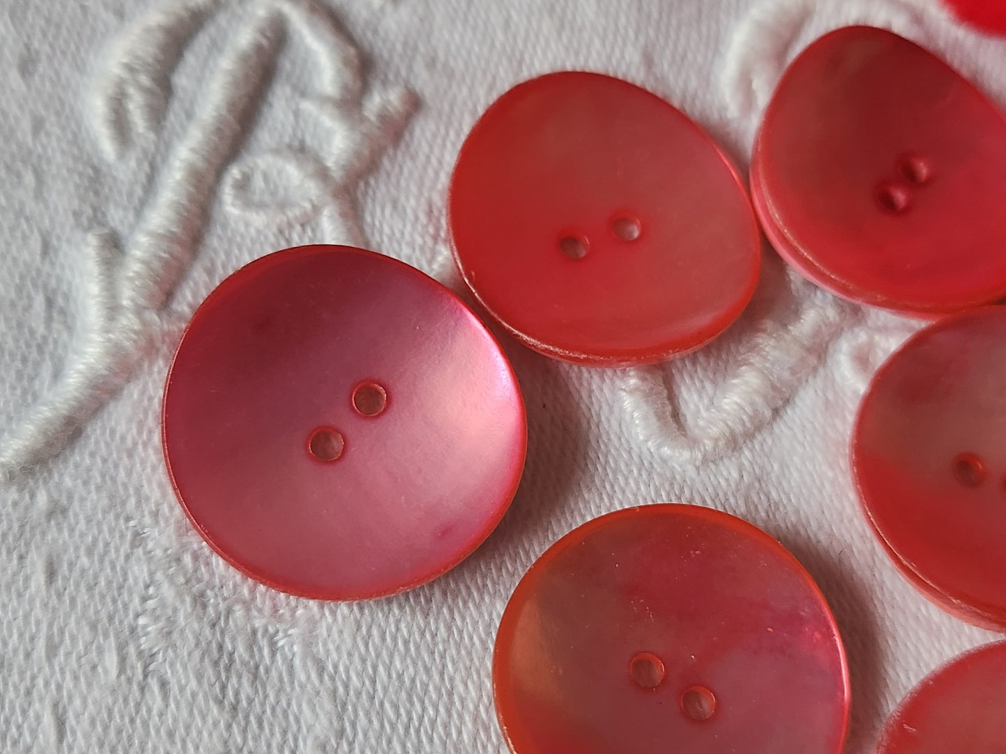 Lot 8 boutons vintage en nacre rose flashy 2,2 cm trous ref 323