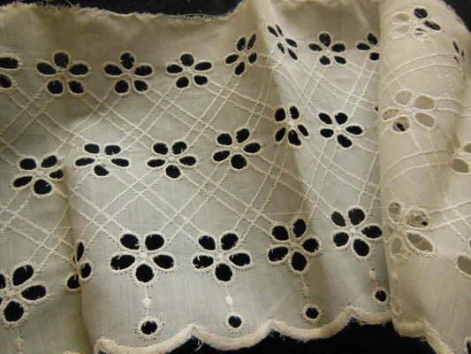 Dentelle ancienne vintage large jupon mécanique 72 cm sur 14 cm T1-38