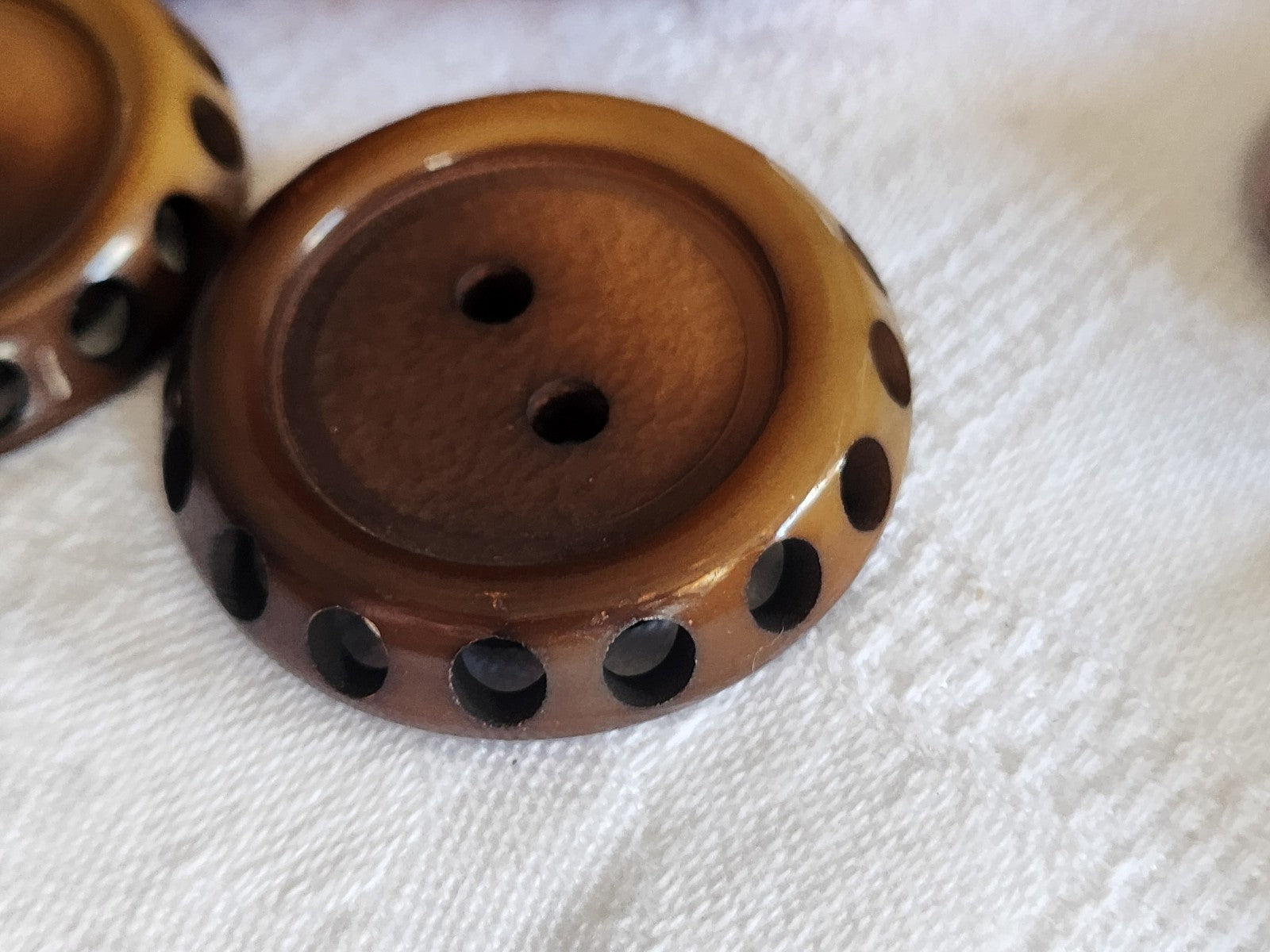 Duo gros boutons vintage marron camel ajouré 4 cmref 1329