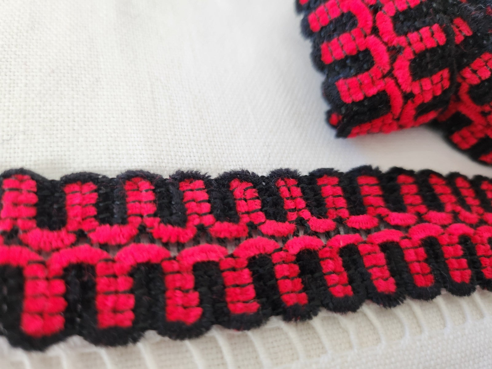 Superbe galon noir et rouge chenille original 2 mètres / 2,6 cm moderne T2-15