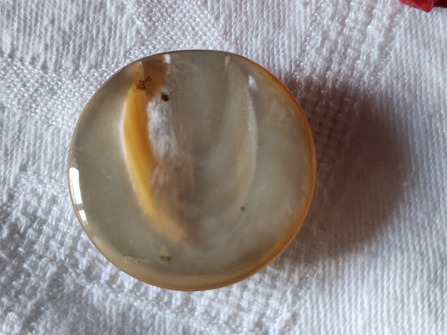 Gros bouton ancien en nacre épais laiteuse  à pied 3 cm D6G