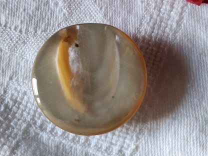 Gros bouton ancien en nacre épais laiteuse  à pied 3 cm D6G