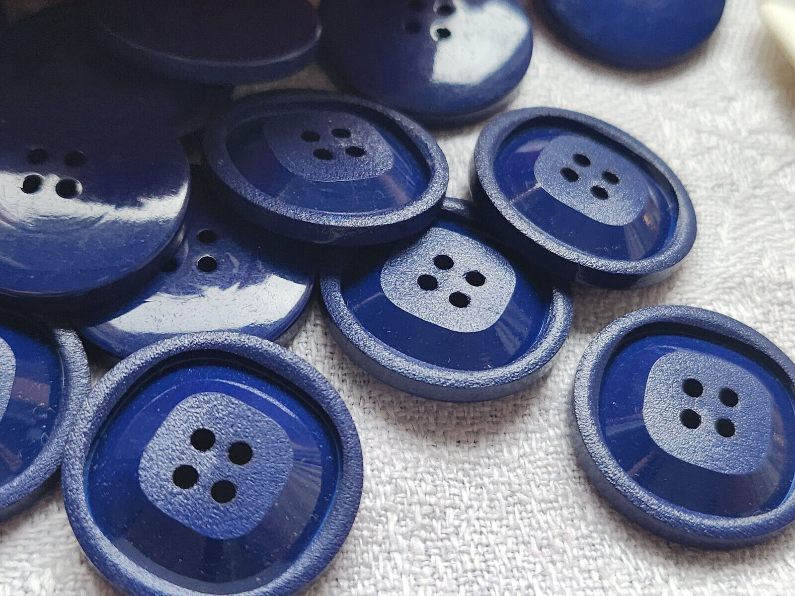 Lot 12  boutons vintage bleu electrique trous 2,2 cm ref 4715