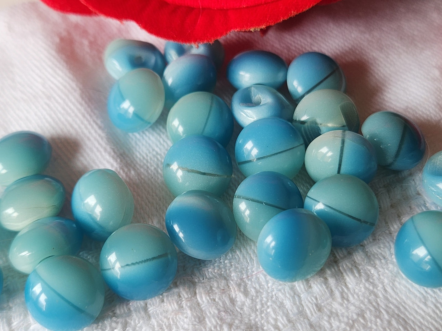 Lot 25 mini boutons vintage petits bleu 1 cm pied bombé ref 3559