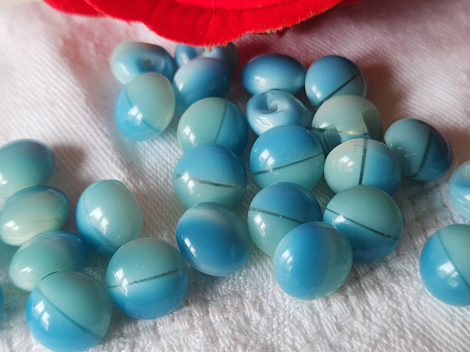 Lot 25 mini boutons vintage petits bleu 1 cm pied bombé ref 3559