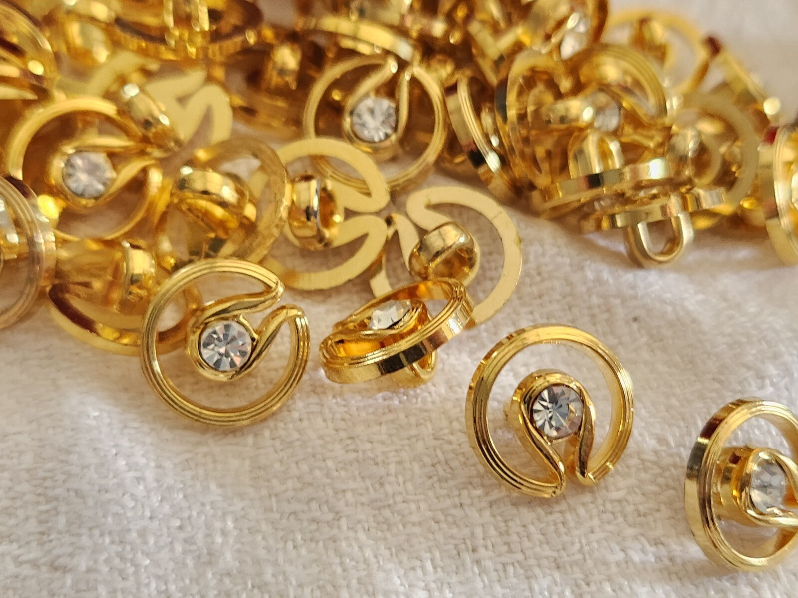Lot 18 boutons fond d'atelier acrylique doré avec strass pied 1,2 cm ref 4930
