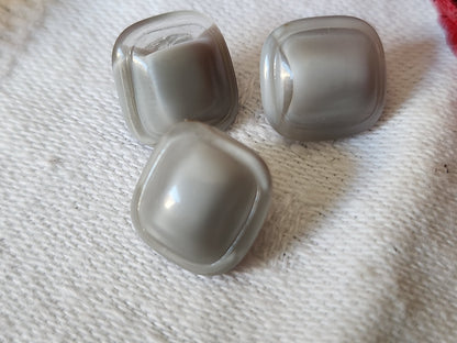 Trio jolis boutons anciens en verre gris laiteux 1,1 sur 1,2 cm D13D