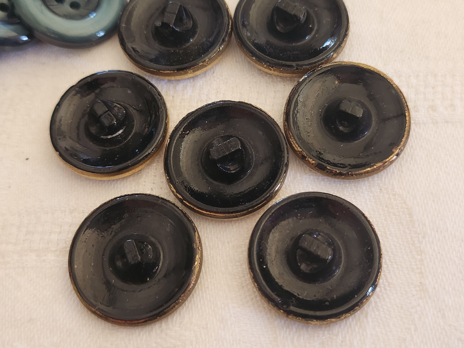 Lot 6 boutons anciens en verre noir facette doré 2,2 cm ref 1850