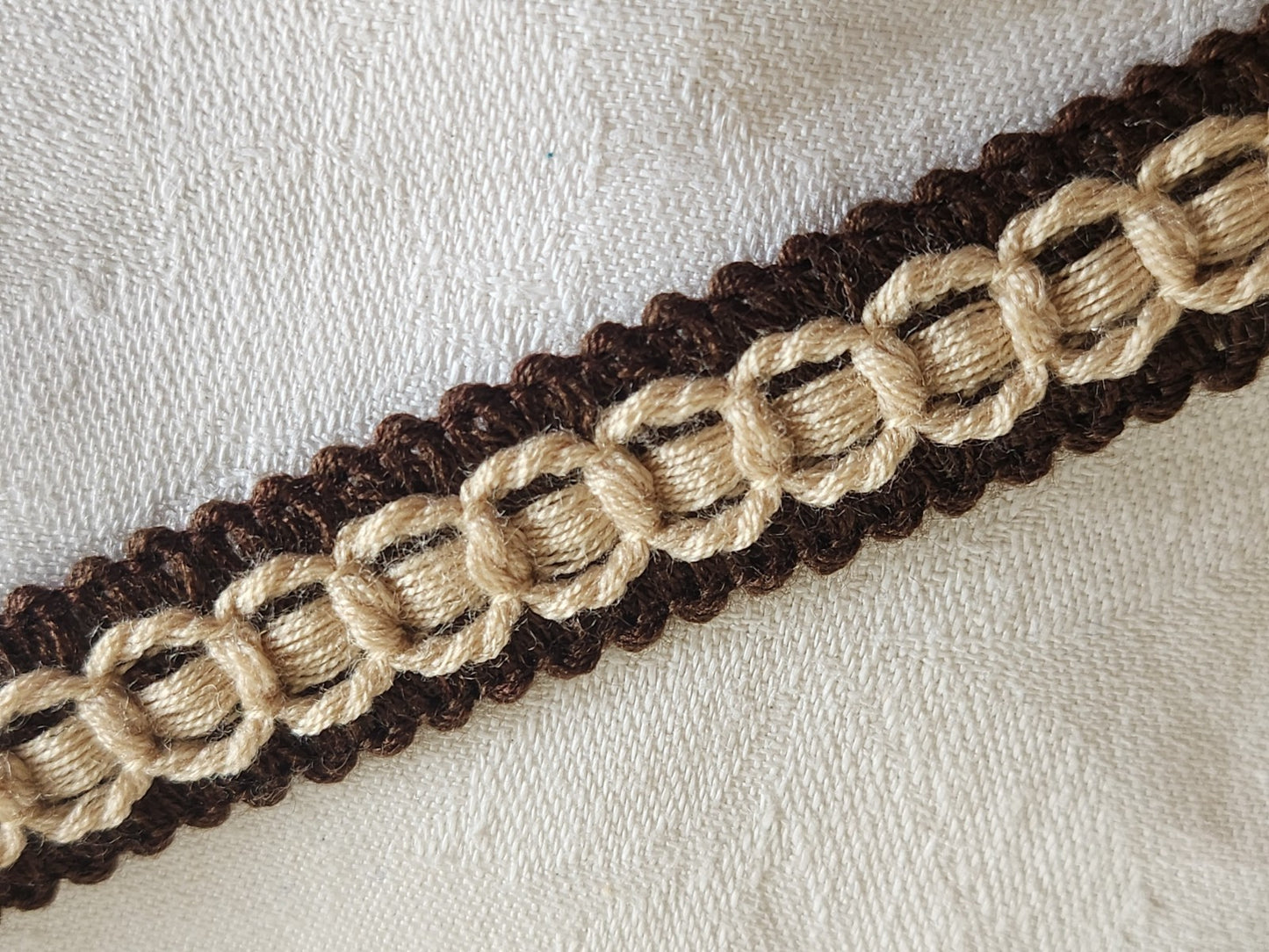 Galon vintage beige marron sur plaque 6 m 70 sur 1,8 cm A5