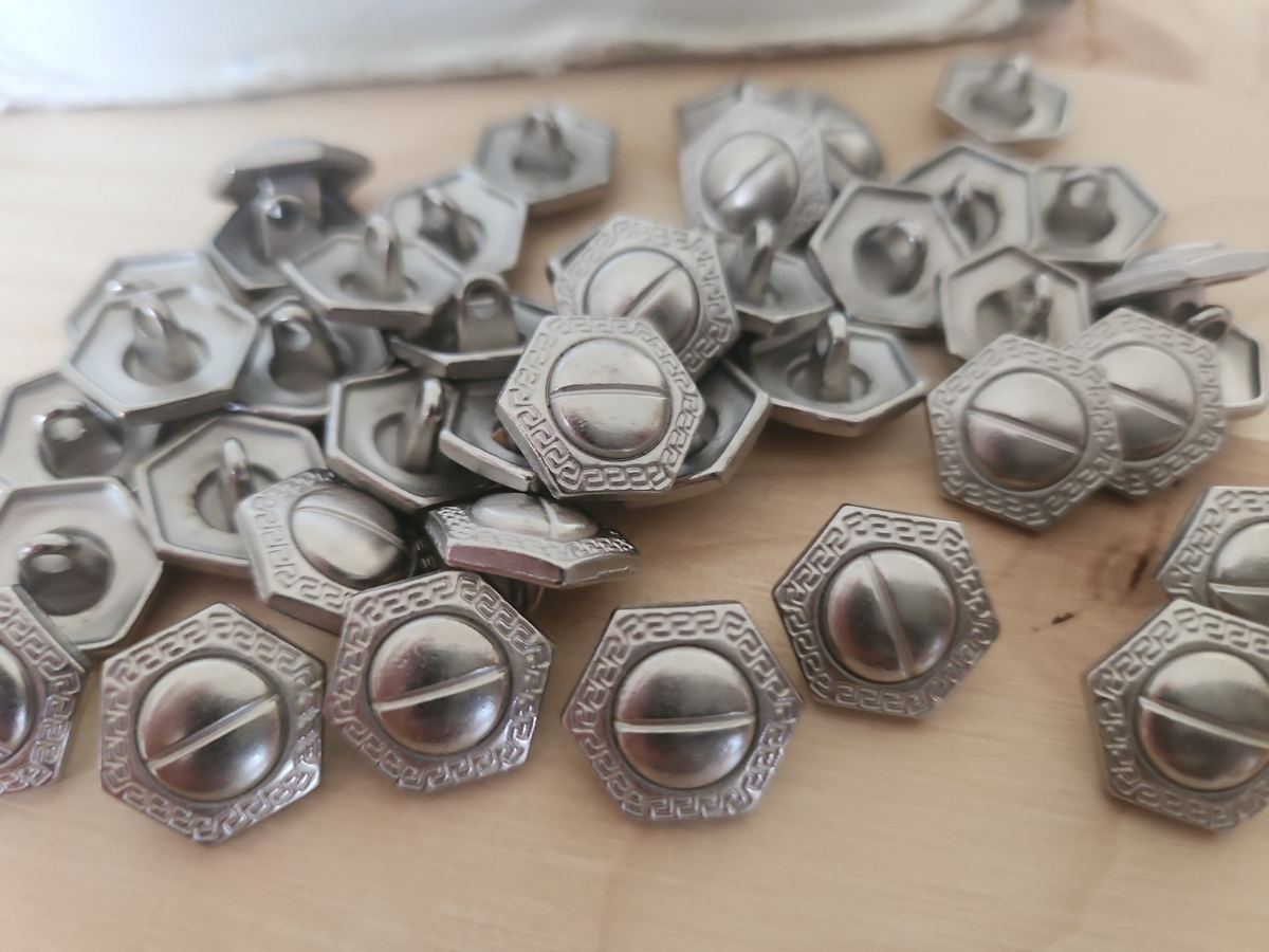 Gros lot boutons métal forme de vis ideal tapissier 1,5 cm au max