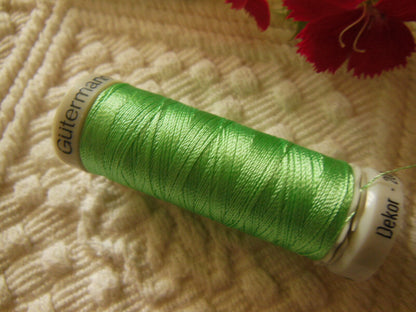 Bobine fil à broder Gutermann 200 vert  lumineux  col 8470 couture