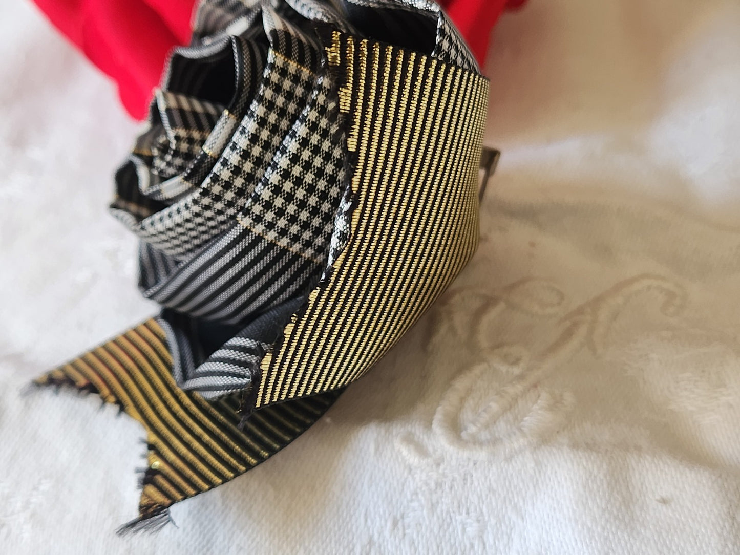 Fleur ancienne tissu quadrille gris doré chapeau sur broche modiste T0-08