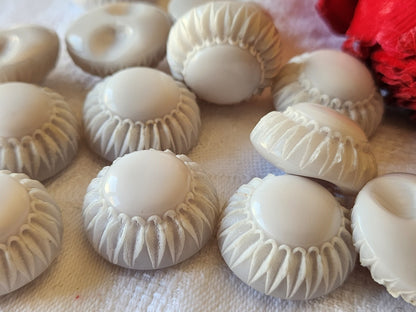 Lot 6 superbes boutons vintage à pied blanc bord texturé 2,3 cm pied ref 5005